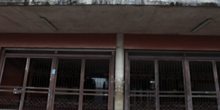 Metrô do Recife abandonado e sucateado, com risco de paralisação.