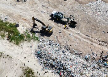 Drone mostra sujeira acumulada em montanhas no lixão a céu aberto de Gravatá
