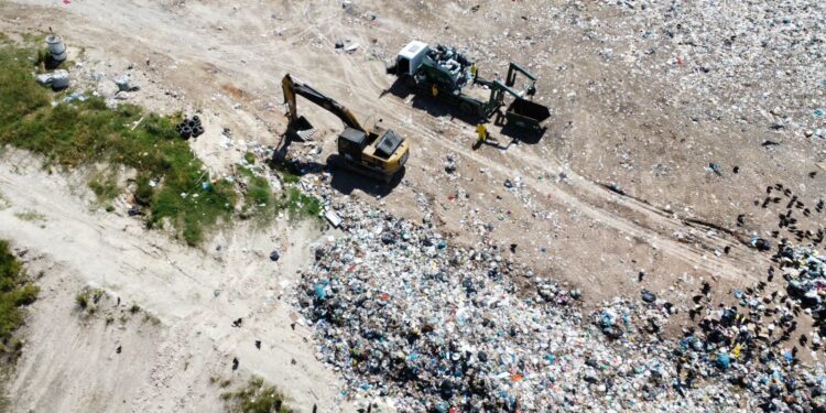 Drone mostra sujeira acumulada em montanhas no lixão a céu aberto de Gravatá