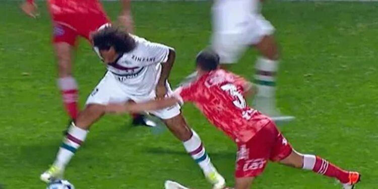 Zagueiro tem lesão assustadora após pisão de Marcelo