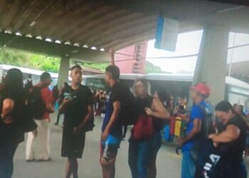 Passageiros ficaram sem metrô e enfrentaram fila para pegar ônibus em Camaragibe