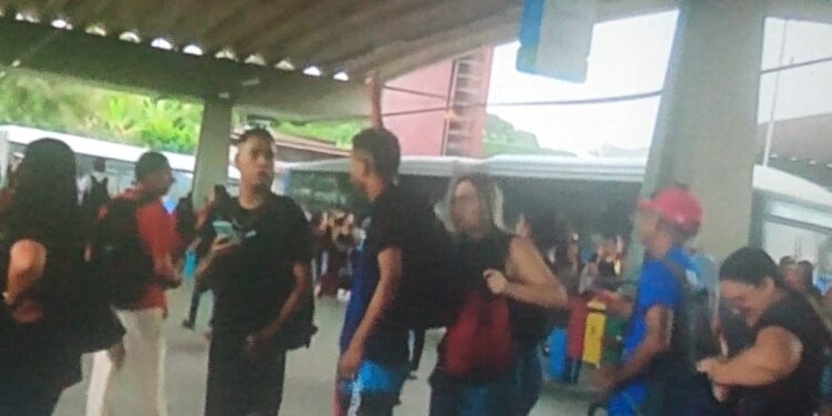 Passageiros ficaram sem metrô e enfrentaram fila para pegar ônibus em Camaragibe