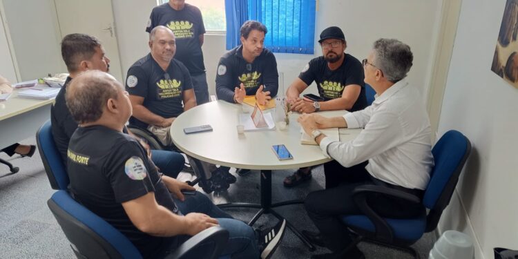 Áureo Cisneiros, no primeiro dia de trabalho, ao lado de  Túlio Gadelha, Delegada do DIRH PCPE Luciana Nogueira, Comissário Diocir Noberto e o Comissário Cadeirante Raimundo Lino