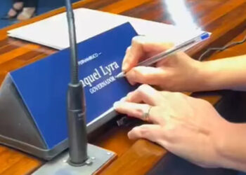 Governadora de Pernambuco corrige placa no Senado: 'A letra 'a' faz toda a diferença'.