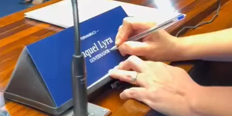 Governadora de Pernambuco corrige placa no Senado: 'A letra 'a' faz toda a diferença'.