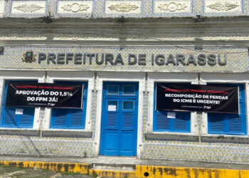 Prefeitura de Igarassu fixou cartazes em apoio à paralisação.