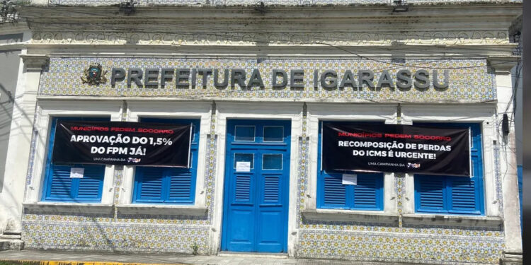 Prefeitura de Igarassu fixou cartazes em apoio à paralisação.