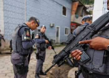 Morador de Guarujá encontrado morto após confronto policial em meio a Operação Escudo.