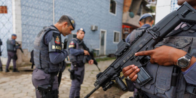 Morador de Guarujá encontrado morto após confronto policial em meio a Operação Escudo.