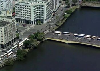 Ônibus estacionados no Centro do Recife, durante protesto dos rodoviários — Foto: Reprodução/TV Globo