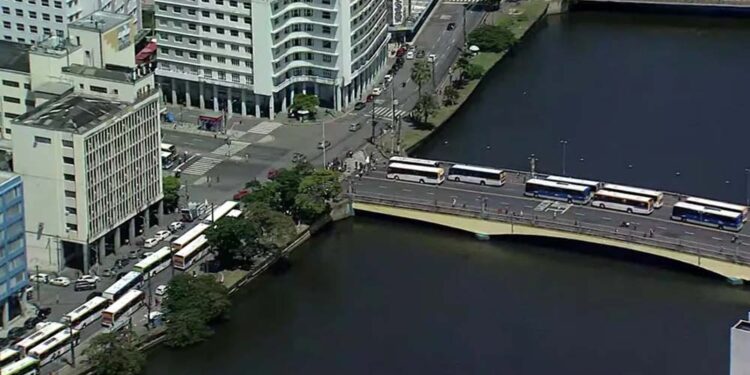 Ônibus estacionados no Centro do Recife, durante protesto dos rodoviários — Foto: Reprodução/TV Globo