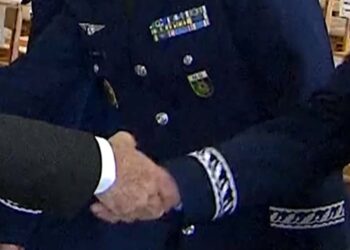 Câmera flagra Bolsonaro recebendo objeto e colocando no bolso