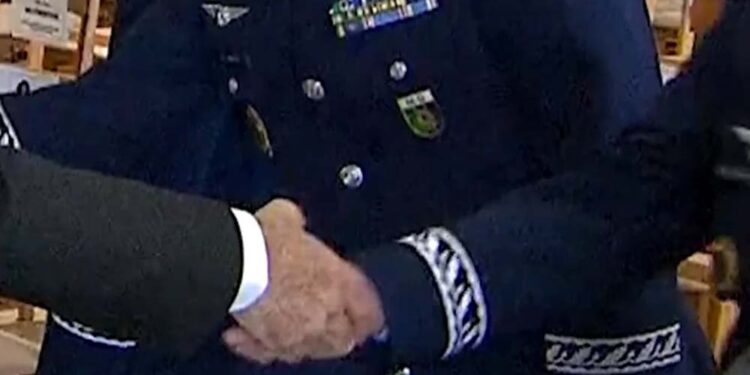 Câmera flagra Bolsonaro recebendo objeto e colocando no bolso