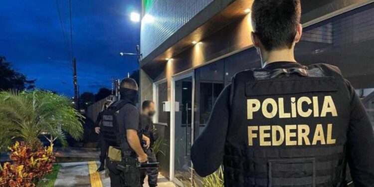 Agentes da Polícia Federal durante operação