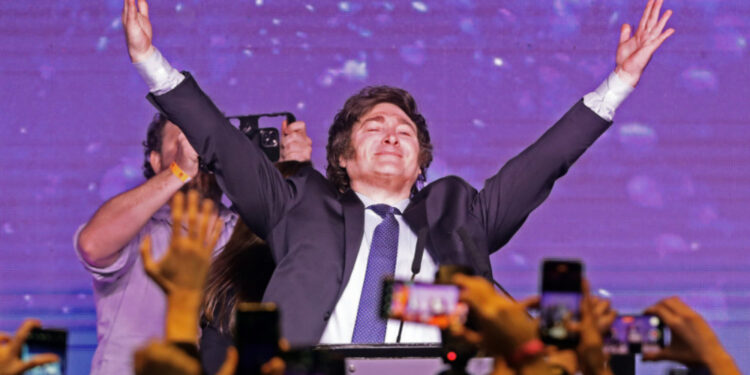 Vitória de Javier Milei agita economia Argentina e preocupa investidores.