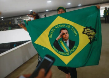 Ministros do Supremo Tribunal Federal (STF) estão analisando se 70 pessoas devem ser tornadas réus por participação em atos antidemocráticos.