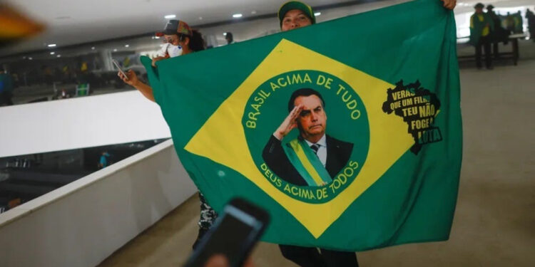 Ministros do Supremo Tribunal Federal (STF) estão analisando se 70 pessoas devem ser tornadas réus por participação em atos antidemocráticos.