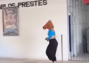 Diretores de escolas são afastados após apresentação do grupo musical Suave em unidades municipais.