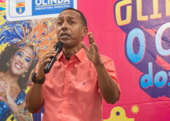 Prefeito Lupércio apresentando o "carnaval dos sonhos", para os artistas locais se transformou em pesadelo.