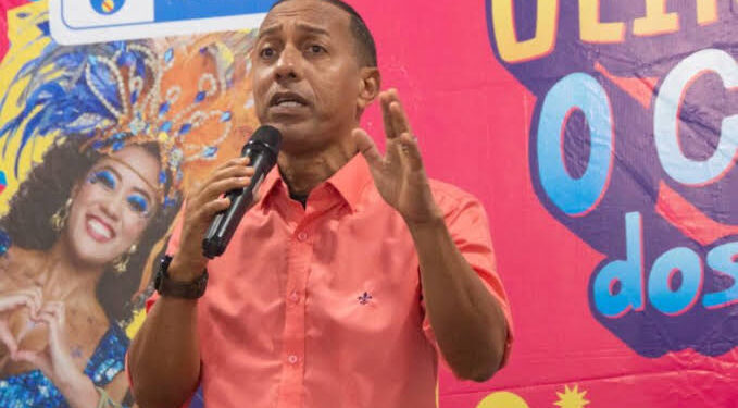 Prefeito Lupércio apresentando o "carnaval dos sonhos", para os artistas locais se transformou em pesadelo.