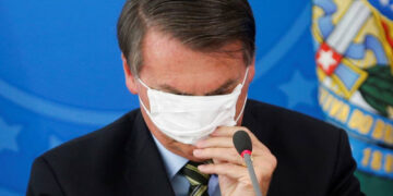 Proposta de anistia de multas por descumprimento de medidas sanitárias pode beneficiar Bolsonaro e filho.