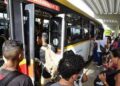 Sem metrô, que está em greve, passageiros lotam terminais de ônibus no Grande Recife