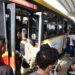Sem metrô, que está em greve, passageiros lotam terminais de ônibus no Grande Recife