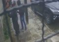 Assaltante rendendo motoqueiro e funcionária da cantora Michelle Melo