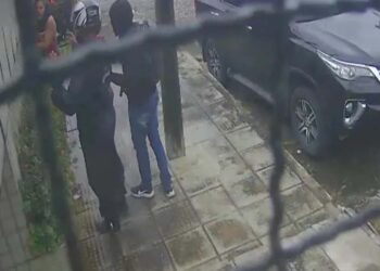 Assaltante rendendo motoqueiro e funcionária da cantora Michelle Melo