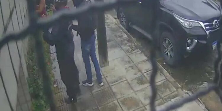 Assaltante rendendo motoqueiro e funcionária da cantora Michelle Melo