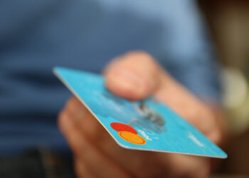 Presidente do Banco Central propõe solução para juros elevados e inadimplência do cartão de crédito no Brasil.