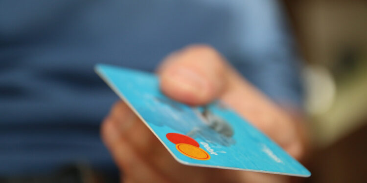 Presidente do Banco Central propõe solução para juros elevados e inadimplência do cartão de crédito no Brasil.