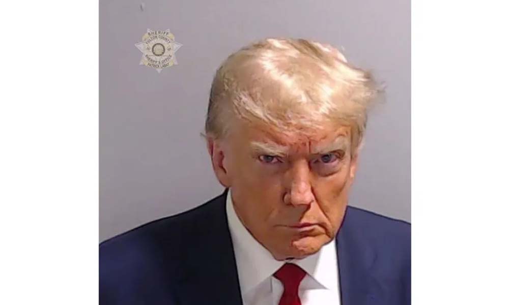 Trump vende camisetas e canecas com fotos de réu