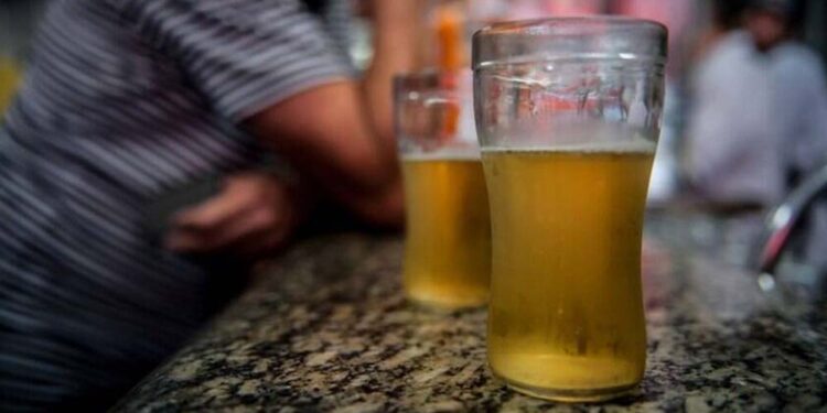 Análise que utilizou teste da OMS aponta que homens entre 45 e 54 anos são mais vulneráveis ao vício