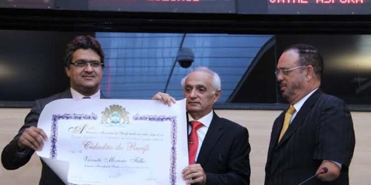 Advogado Vicente Moreno recebeu título de Cidadão Recifense da Câmara Municipal
