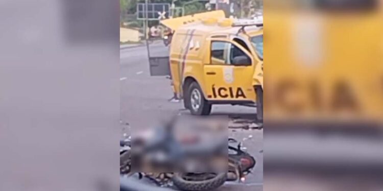 Colisão entre moto e viatura do BPRv mata casal na RMR