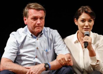 Bolsonaro ao lado de sua esposa, Michelle