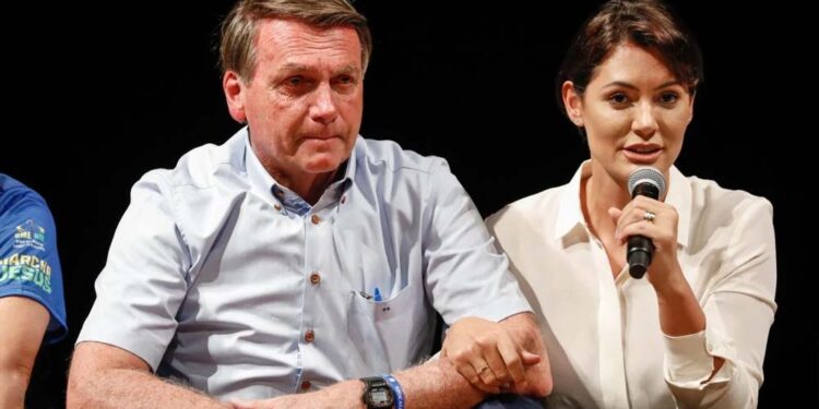 Bolsonaro ao lado de sua esposa, Michelle