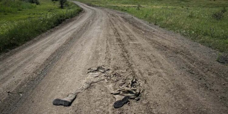 Corpo de um soldado russo em Makarivka, na região de Zaporijia, no sul da Ucrânia — Foto: Tyler Hicks