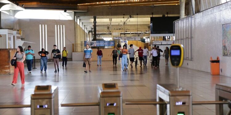 Passageiros voltaram a usar estações de metrô, com suspensão de greve por 48 horas