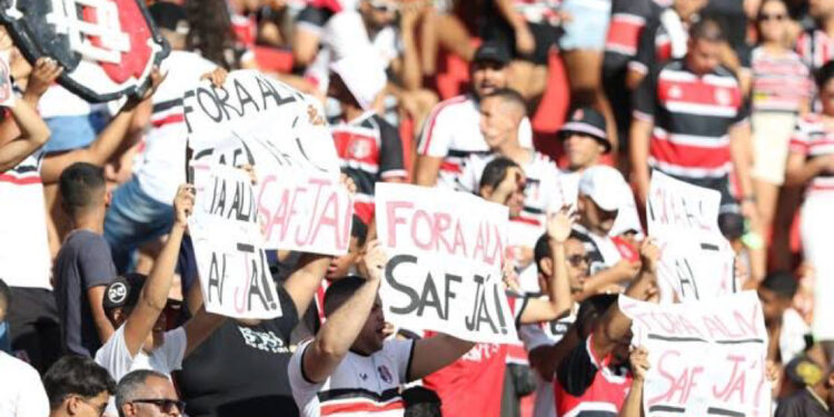 Torcida do Santa Cruz agora pode comemorar saída de ALN
