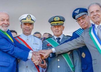 Lula, os comandantes das Forças Armadas e José Múcio, ministro da Defesa, na tribuna do 7 de Setembro