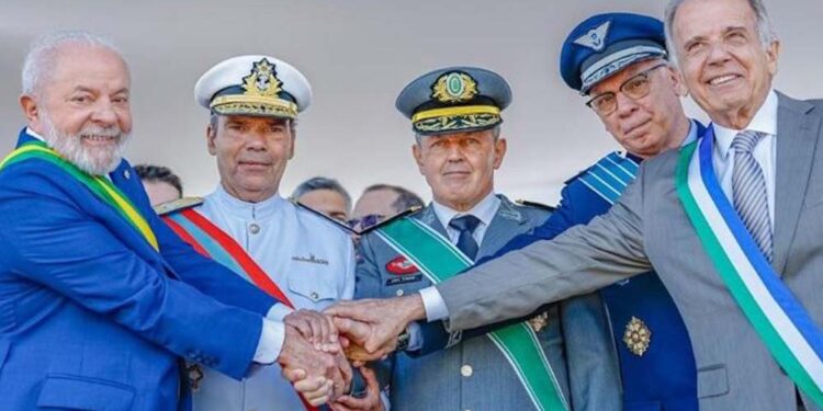 Lula, os comandantes das Forças Armadas e José Múcio, ministro da Defesa, na tribuna do 7 de Setembro