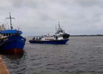 Cinco tripulantes conduziam a embarcação