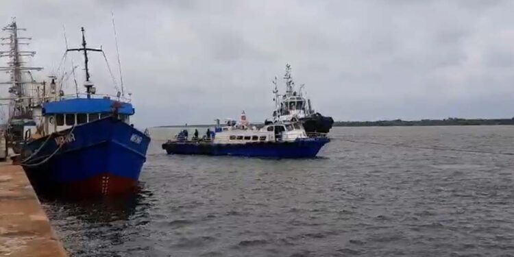 Cinco tripulantes conduziam a embarcação