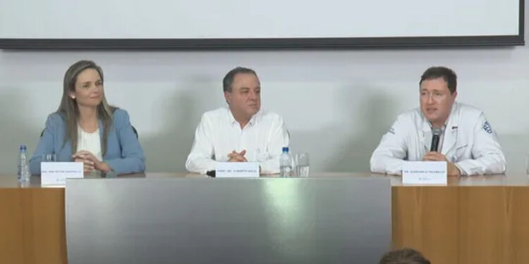 A equipe de médicos diz que cirurgia foi um sucesso