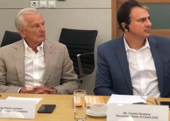 O empresário Jorge Paulo Lemann e o ministro da Educação, Camilo Santana em Singapura