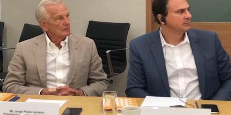 O empresário Jorge Paulo Lemann e o ministro da Educação, Camilo Santana em Singapura