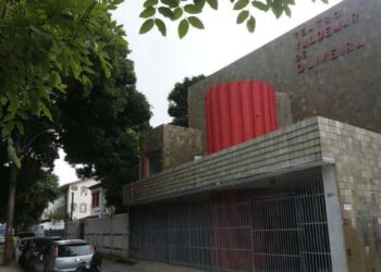 Teatro Valdemar de Oliveira está abandonado no Centro do Recife