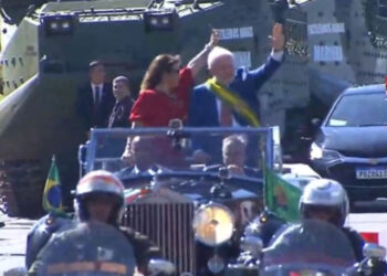 Lula participa do 7 de Setembro em Brasília com público menor e gritos de "Lula" e "Democracia".